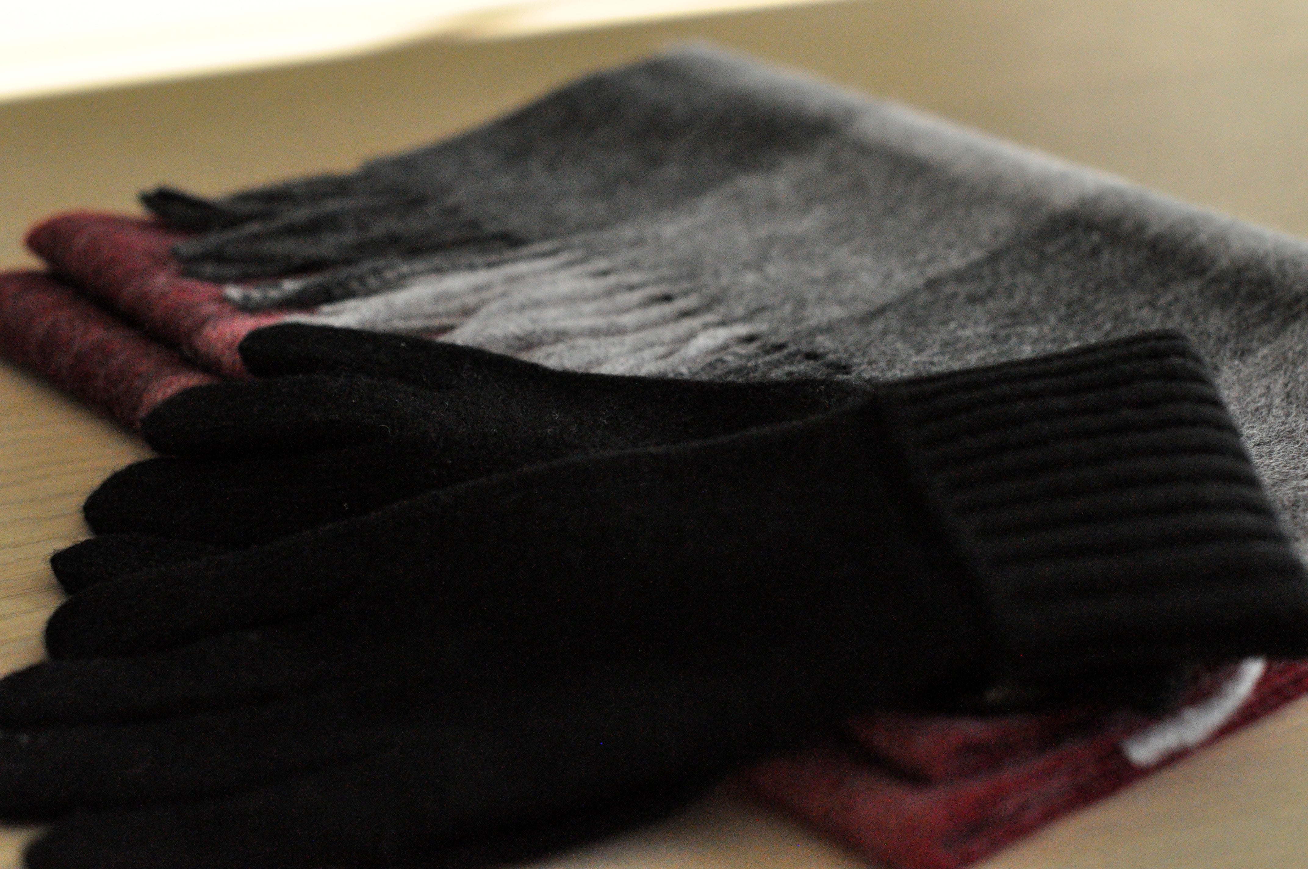 black cashmere gloves